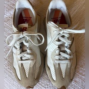 New Balance 327 sold out colourway